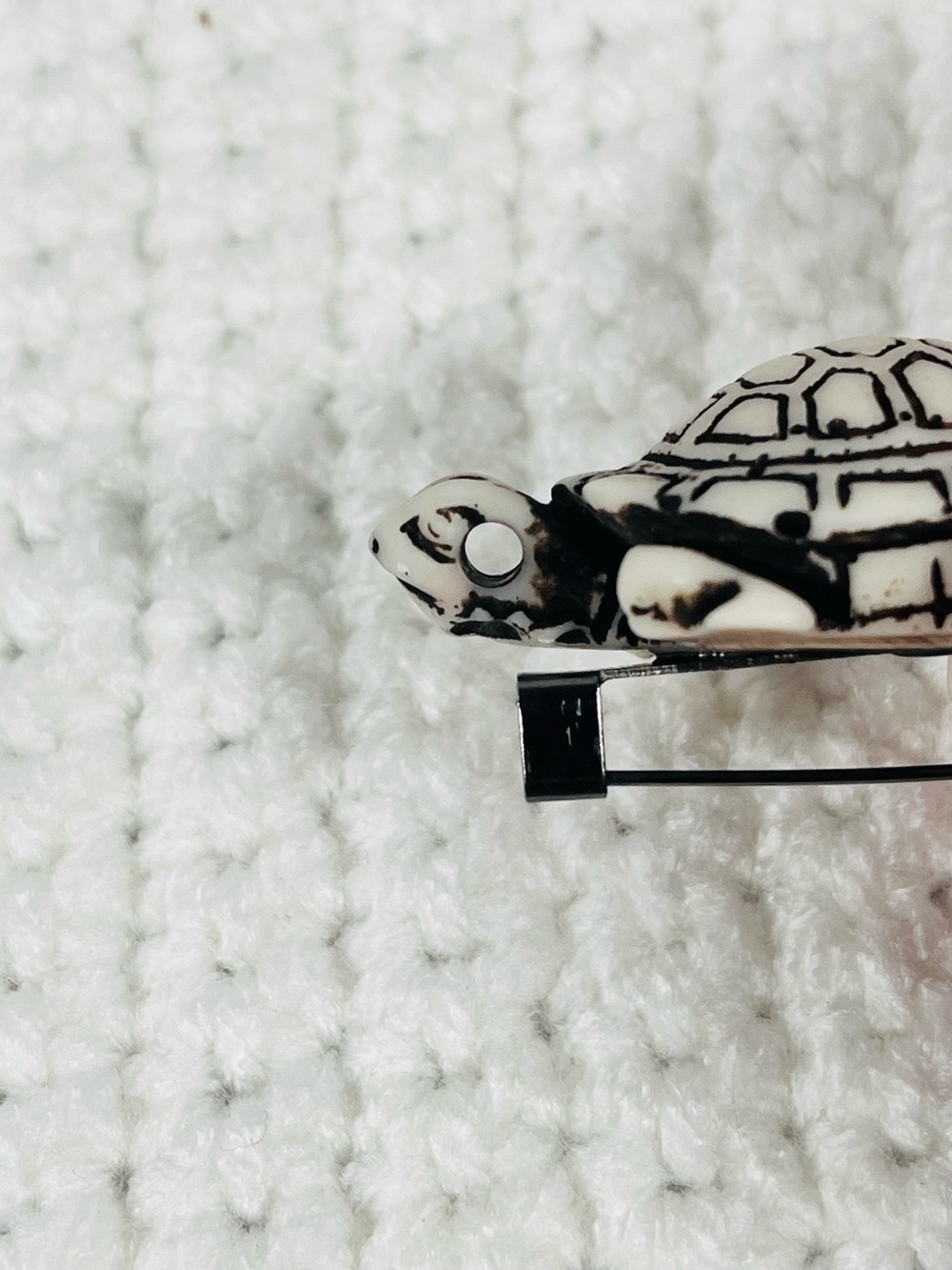 Carved Resin Turtle Brooch/Pendant - Picture 5 of 7